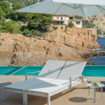 YORK - Tumbona de piscina con ruedas y reposabrazos