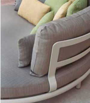 CORVA – Round outdoor daybed in sand aluminum and Sunproof fabric - Image 4